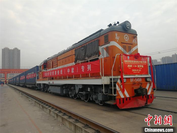 图为发车现场 王祎 摄