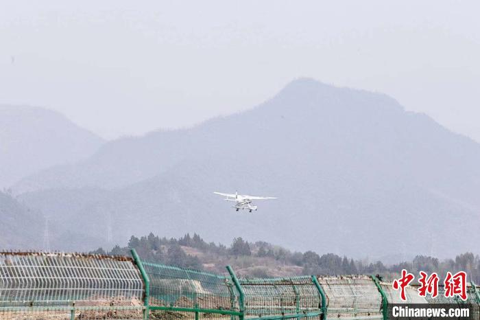 华东地区首条跨浙皖两省短途运输航线起航。　建宣 摄