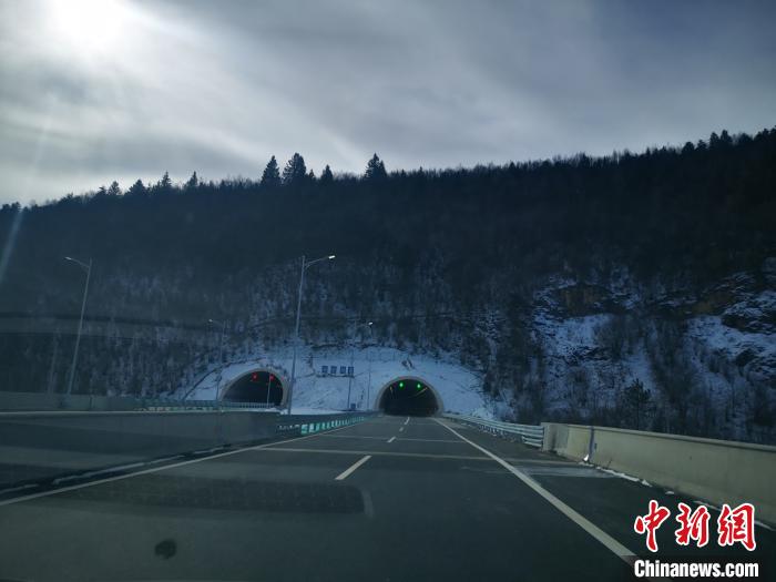 图为香丽高速公路香格里拉至小中甸段。迪庆州委宣传部提供